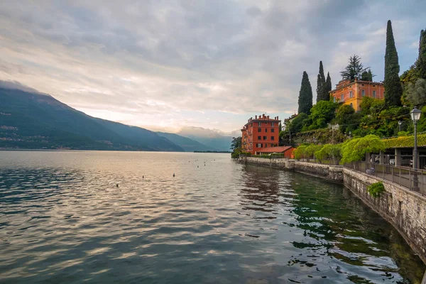 在意大利的假期 贝拉诺市 意大利最美丽的湖泊 拉戈迪科莫的背景景色 著名的贝拉诺市日落地区 — 图库照片