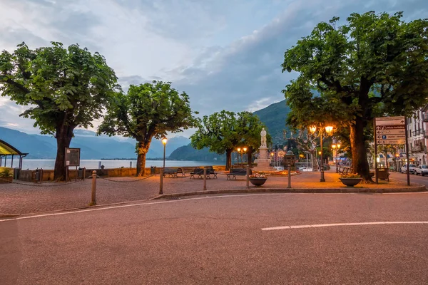 Italya 'da tatil-bir şehir Bellano bir görünüm, Italya 'nın en güzel göl ile-arka planda Lago di Como. Gün batımında ünlü Belano şehir alanı. Kentin ana Meydanı.
