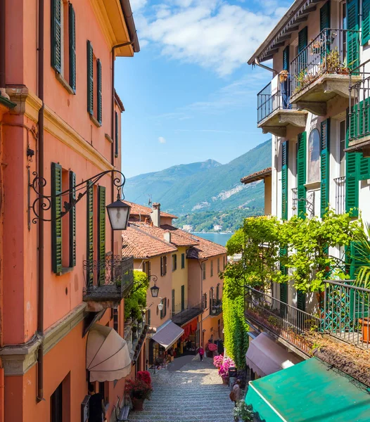 Bellagio, lake como İtalya pitoresk küçük bir kasaba sokak görünümü