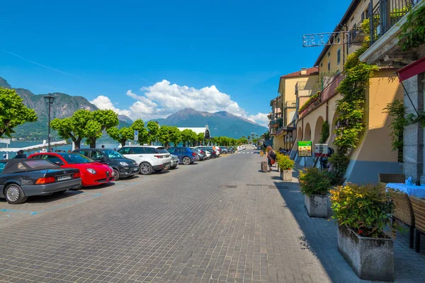 Bellagio, Italya-Mayıs 2, 2018: güzel Lago di Como-restoranlar ve arabalar ile Bellagio kentinin Panoraması. Italya 'nın kuzeyinde, Lombardiya