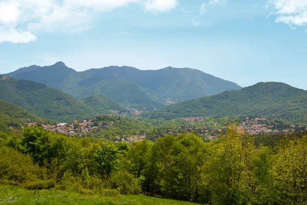 Italya 'da tatil-arka planda şehir ile Italya 'nın en güzel göl bir görünüm, Lago di Como, Lombardy, Italya