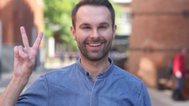 Zafer işareti pozitif yetişkin adam tarafından