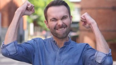 Casual adam Offcie hareketle başarı kutluyor