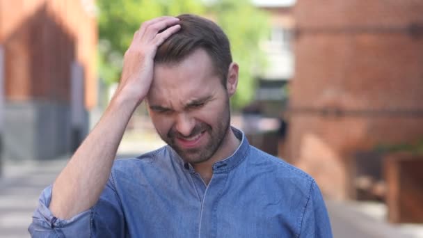 Mal de tête, Portrait de l'homme décontracté tendu au bureau — Video