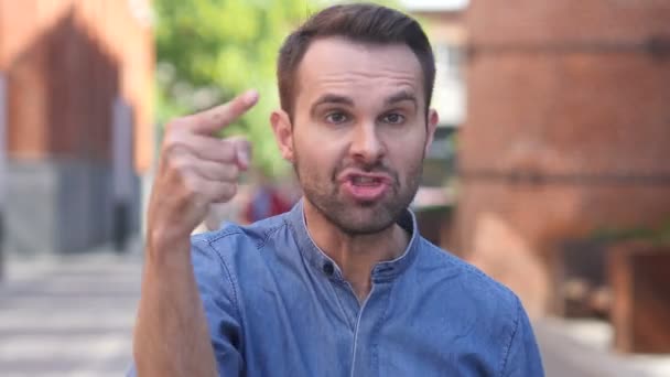 Wütend schreiender Gelegenheitsmann reagiert auf Problem bei der Arbeit — Stockvideo