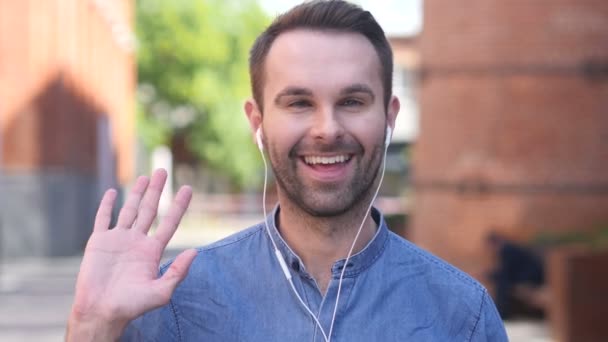 Portret van een volwassen Man, Online Video Chat praten — Stockvideo