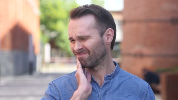 歯痛、歯の感染を持つカジュアルな男 — ストック動画