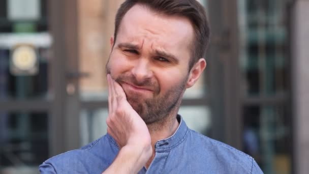 Hombre reaccionando al dolor de muelas, infección dental — Vídeos de Stock