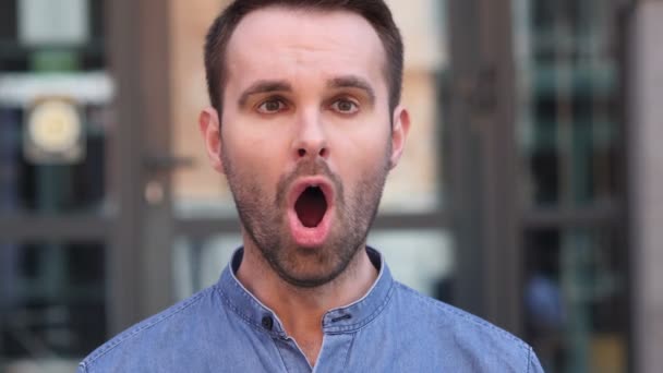 Casual adam şok şaşkınlık, hayret — Stok video
