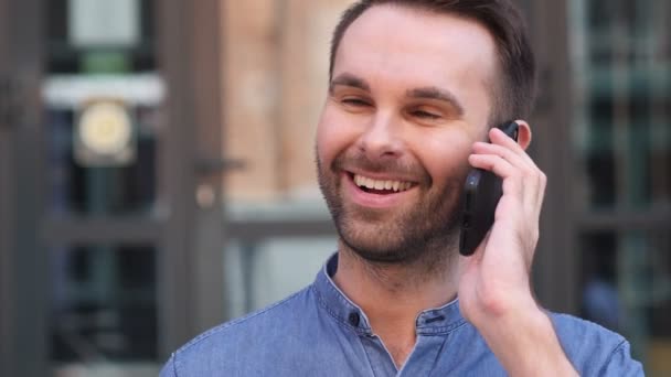 Młody mężczyzna rozmowa na telefon, negocjowanie w dobry nastrój — Wideo stockowe