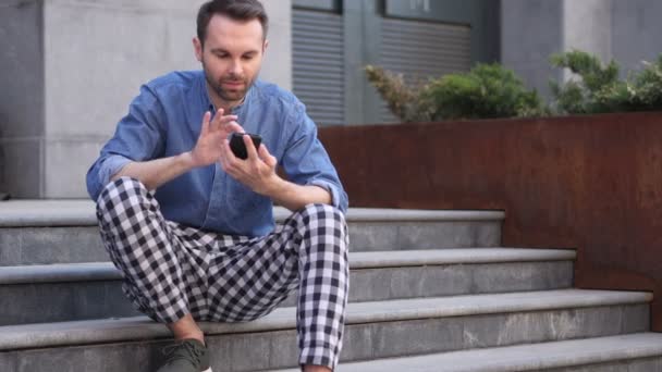 Casual Man Utilisation Smartphone pour la navigation en ligne — Video