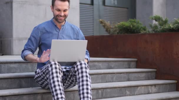 Online Video Chat på Laptop medan du sitter på trappan utanför Office — Stockvideo