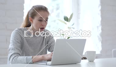 Kaybı, dizüstü bilgisayarda çalışan hayal kırıklığına uğramış genç kadın