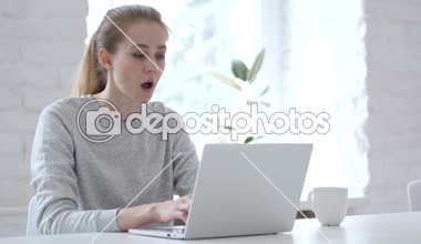 Dizüstü bilgisayarda çalışma şok genç kadın