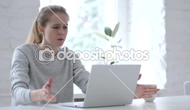 Laptop ofiste çalışan üzgün kızgın genç kadın