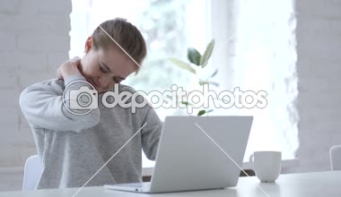 Genç kadın vücut germe Relax çalışırken yorgun