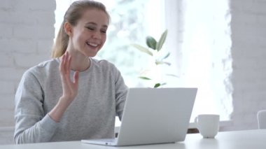 Online Video sohbet etmek üstünde Laptop iş başında