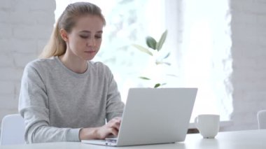 İşten sonra bürosundan çıkarken rahat genç kadın