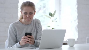 Smartphone 'da İnternet Yayınlayan Genç Kadın