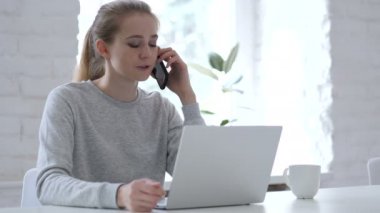 Konuşmak, Genç kadın tartışırken iş telefon