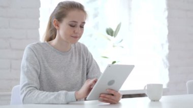 Tarama ve Tablet üzerinde kaydırma genç kadın