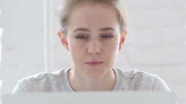 İş yerinde huşu içinde genç kadını merak