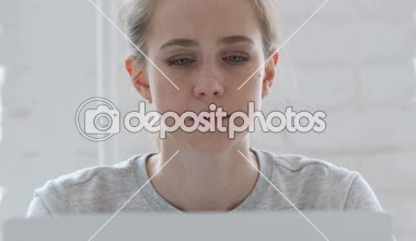 Genç kadın iş yerinde öksürük