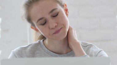 Genç kadın iş yerinde Relax çalışırken yorgun