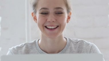 İş yerinde genç kadın tarafından online görüntülü sohbet,