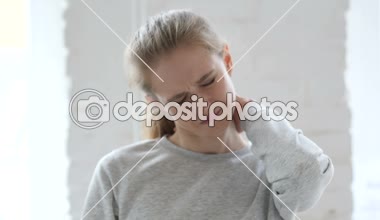 Genç kadın vücut germe Relax çalışırken yorgun