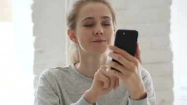 Genç kadın Loft işyerinde akıllı tarama