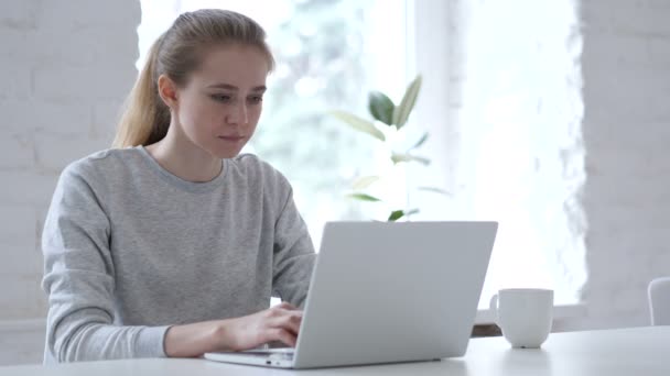 Mujer Joven Enojada Gritando Mientras Trabaja Oficina — Vídeos de Stock
