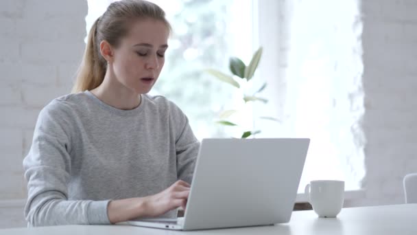 Portrét Mladé Ženy Kašel Zánět Nosohltanu — Stock video