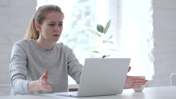不安的愤怒的年轻妇女工作在笔记本电脑在办公室 — 图库视频影像