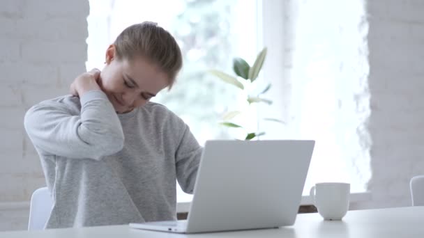 Müde Junge Frau Versucht Körper Durch Stretching Entspannen — Stockvideo