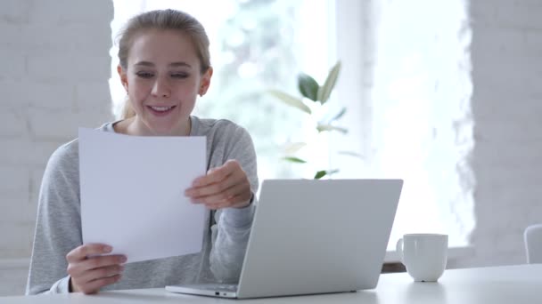 Jonge Vrouw Lezing Contract Krijgt Enthousiast Voor Succes — Stockvideo