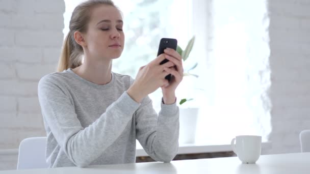 Mujer Joven Usando Smartphone Para Mensajería — Vídeos de Stock