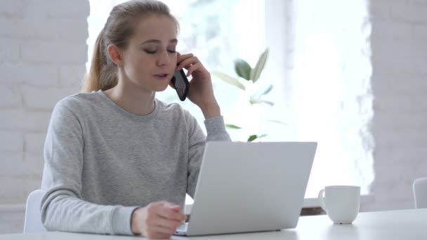 电话谈话 年轻妇女讨论工作 — 图库视频影像