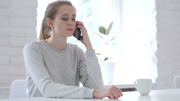 Mujer Joven Hablando Por Teléfono Oficina — Vídeo de stock