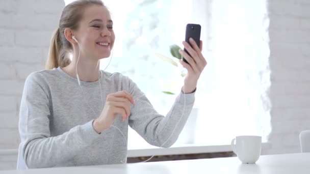 Video Chat Happy Young Woman Compartilhando Informações — Vídeo de Stock