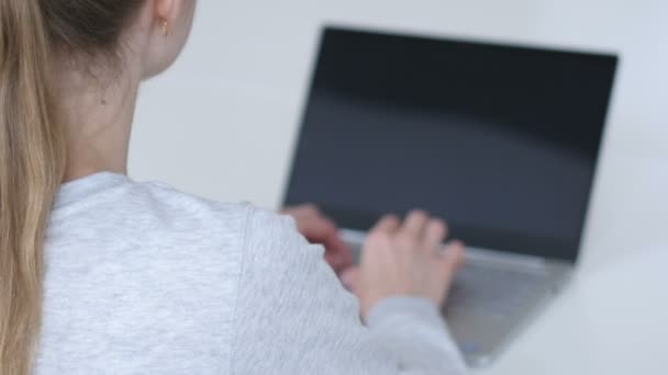 Νεαρή Γυναίκα Που Εργάζεται Φορητό Υπολογιστή Στο Γραφείο Πισω Οψη — Αρχείο Βίντεο