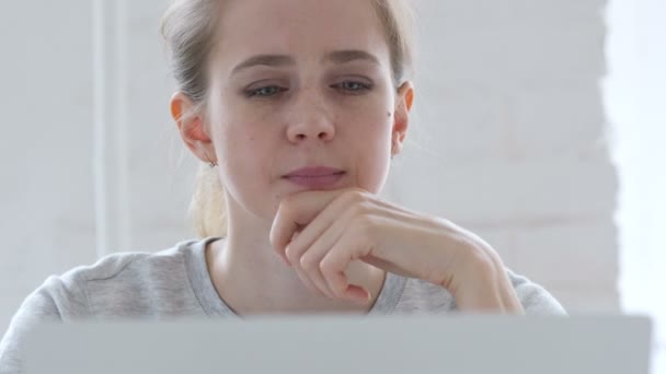 Pensive Jovem Mulher Pensando Trabalhando Laptop Frente — Vídeo de Stock
