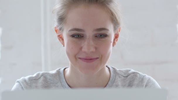 Šťastná Mladá Žena Jásali Úspěch Projektu — Stock video