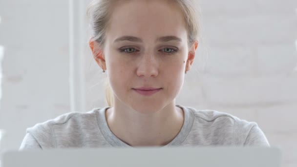 Młoda Kobieta Patrzy Kamerę Podczas Pracy Laptopie — Wideo stockowe