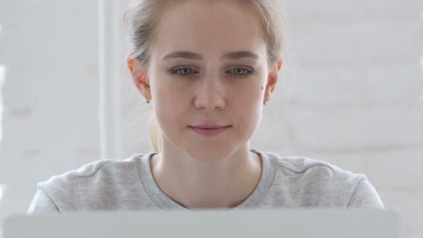 Jeune Femme Regardant Caméra Tout Travaillant Sur Ordinateur Portable — Video