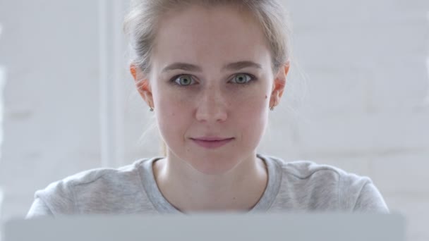 Şok Genç Kadını Dizüstü Bilgisayarda Çalışırken Merak — Stok video