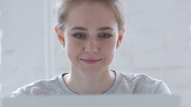 Jonge Vrouw Aanbod Accepteren Door Het Hoofd Schudden Het Werk — Stockvideo