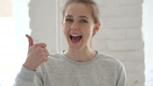 仕事で若い女性によって親指 — ストック動画