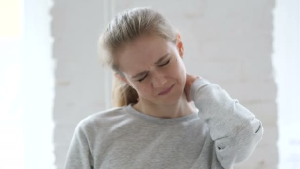 Müde Junge Frau Versucht Körper Durch Stretching Entspannen — Stockvideo