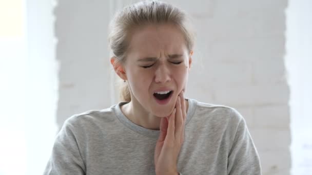 牙齿疼痛的年轻妇女在牙龈 — 图库视频影像